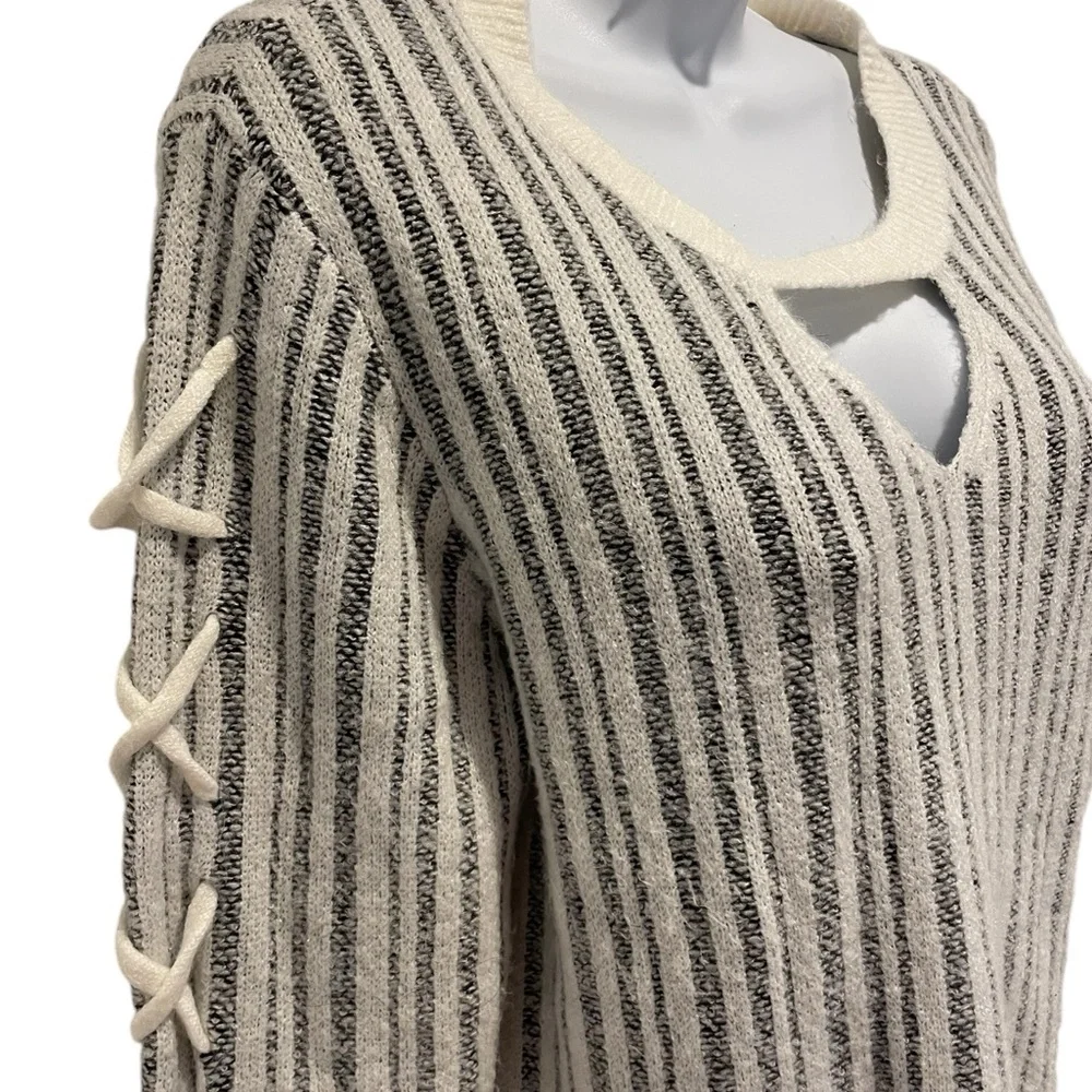 ROCK & REPUBLIC Women’s Striped Long Sleeve Sweater Size Medium - Picture 3 of 15